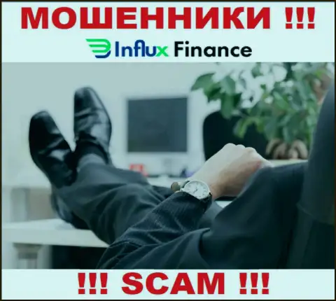 На сайте InFluxFinance Pro не указаны их руководители - мошенники без всяких последствий прикарманивают вклады